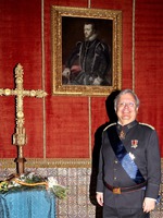 En el Salón de los Reyes del Alcázar de Segovia (España) junto a una cruz procesional (siglo XV). Al fondo, retrato del rey Felipe II de España (1556-1597) y I de Portugal (1580-1597)